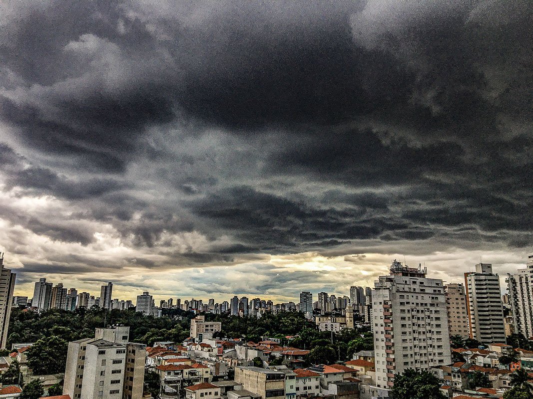 Tempo fechado e com chuva na zona sul de São Paulo
