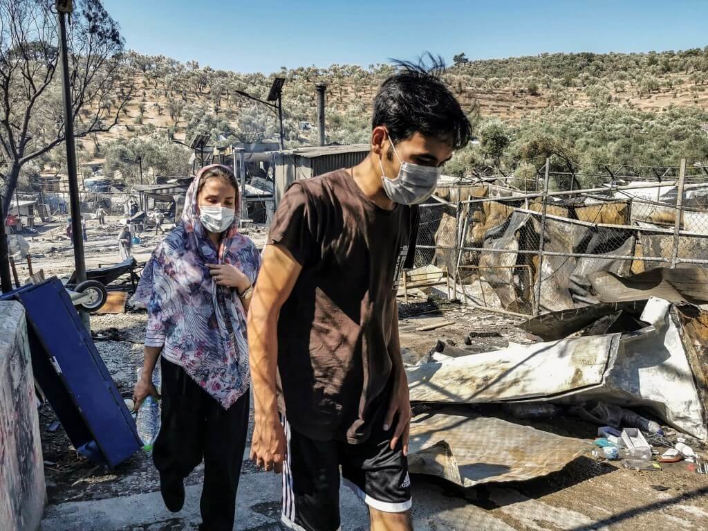 Campo de refugiados superlotado pega fogo na Grécia