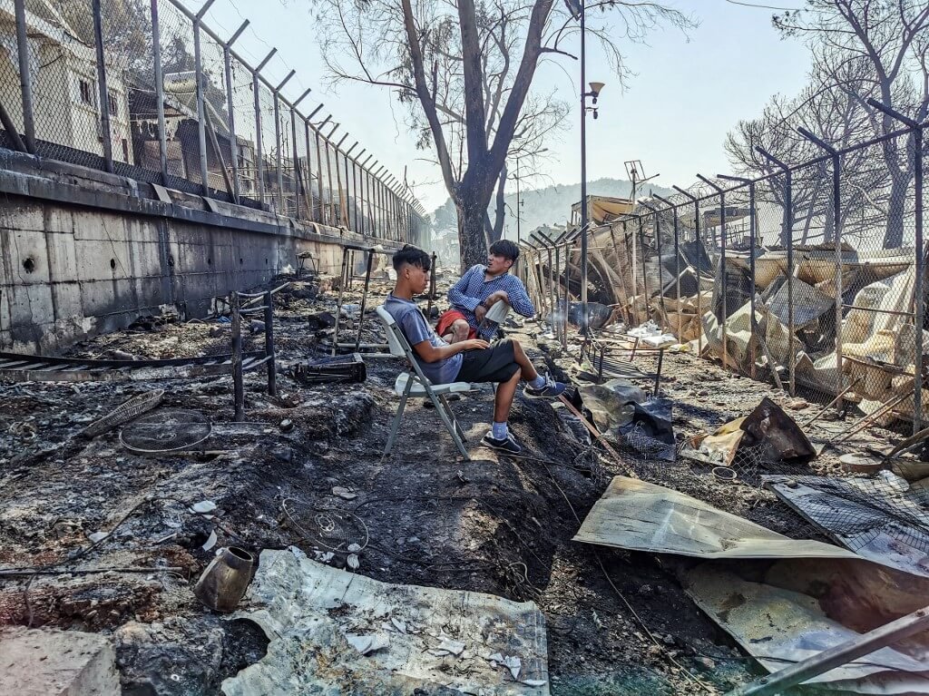 Campo de refugiados superlotado pega fogo na Grécia