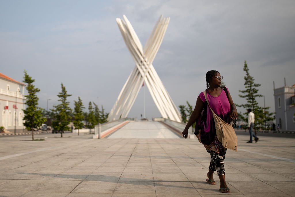 Pedestre caminhando em Luanda, Angola