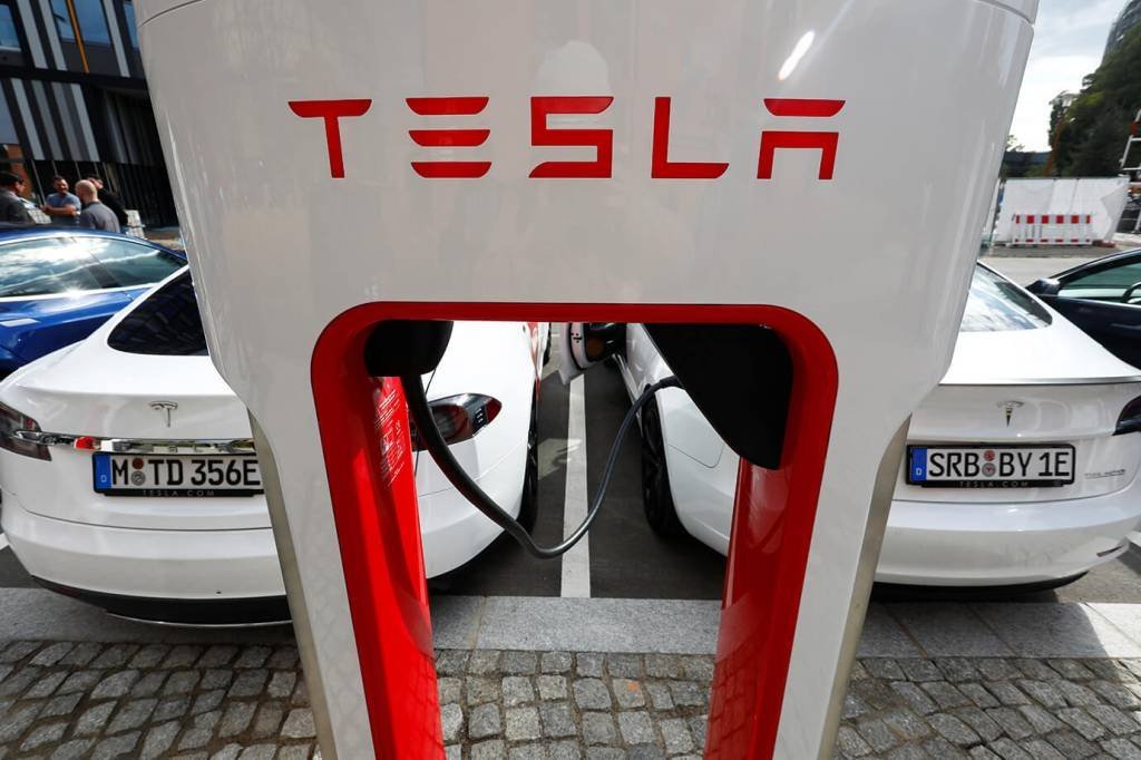 Tesla lança estação de carregamento rápido de carros elétricos em Berlim