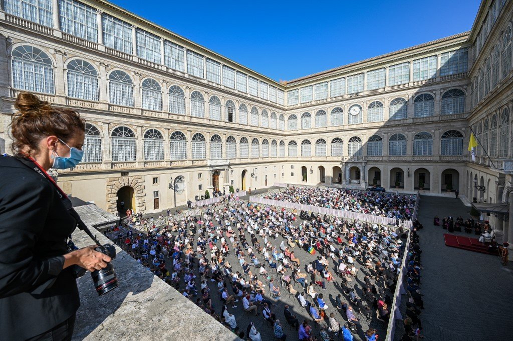 Papa Francisco é visto de máscara pela primeira vez em público