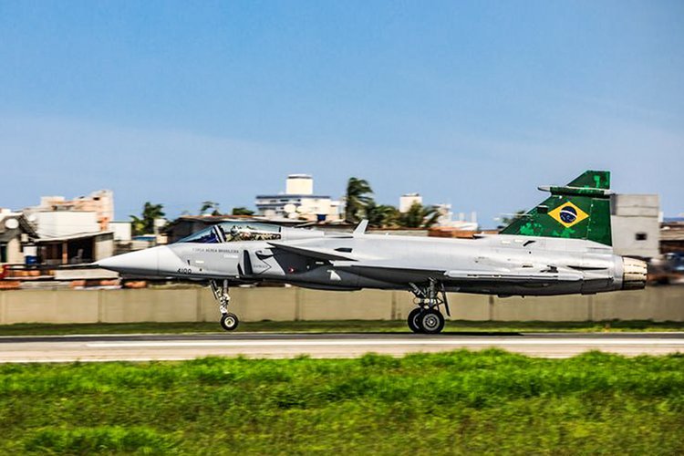 Caça Gripen E, adquirido na Suécia, faz seu primeiro voo no Brasil