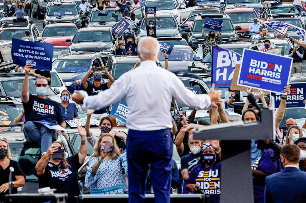 O candidato democrata à presidência dos EUA e ex-vice-presidente Joe Biden comparece a uma parada de campanha em Atlanta, Geórgia, EUA, em 27 de outubro de 2020. REUTERS / Brian Snyder