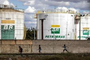 Pessoas passaram em frente aos tanques da estatal brasileira de petróleo Petrobras em Brasília, Brasil, 25 de julho de 2019. REUTERS / Ueslei Marcelino