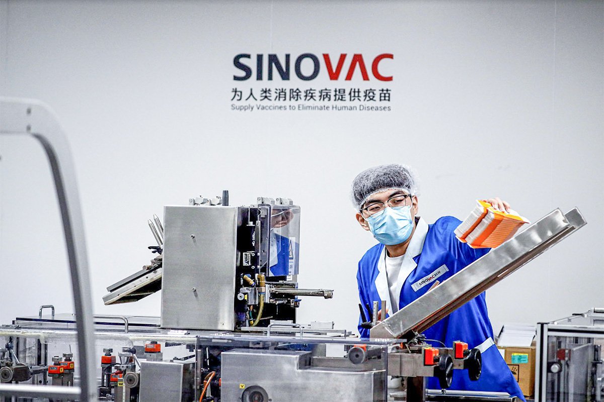 Um homem trabalha nas instalações de embalagem do fabricante chinês de vacinas Sinovac Biotech, desenvolvendo uma vacina experimental contra a doença do coronavírus (COVID-19), durante um tour pela mídia organizado pelo governo em Pequim, China, em 24 de setembro de 2020. REUTERS / Thomas Peter