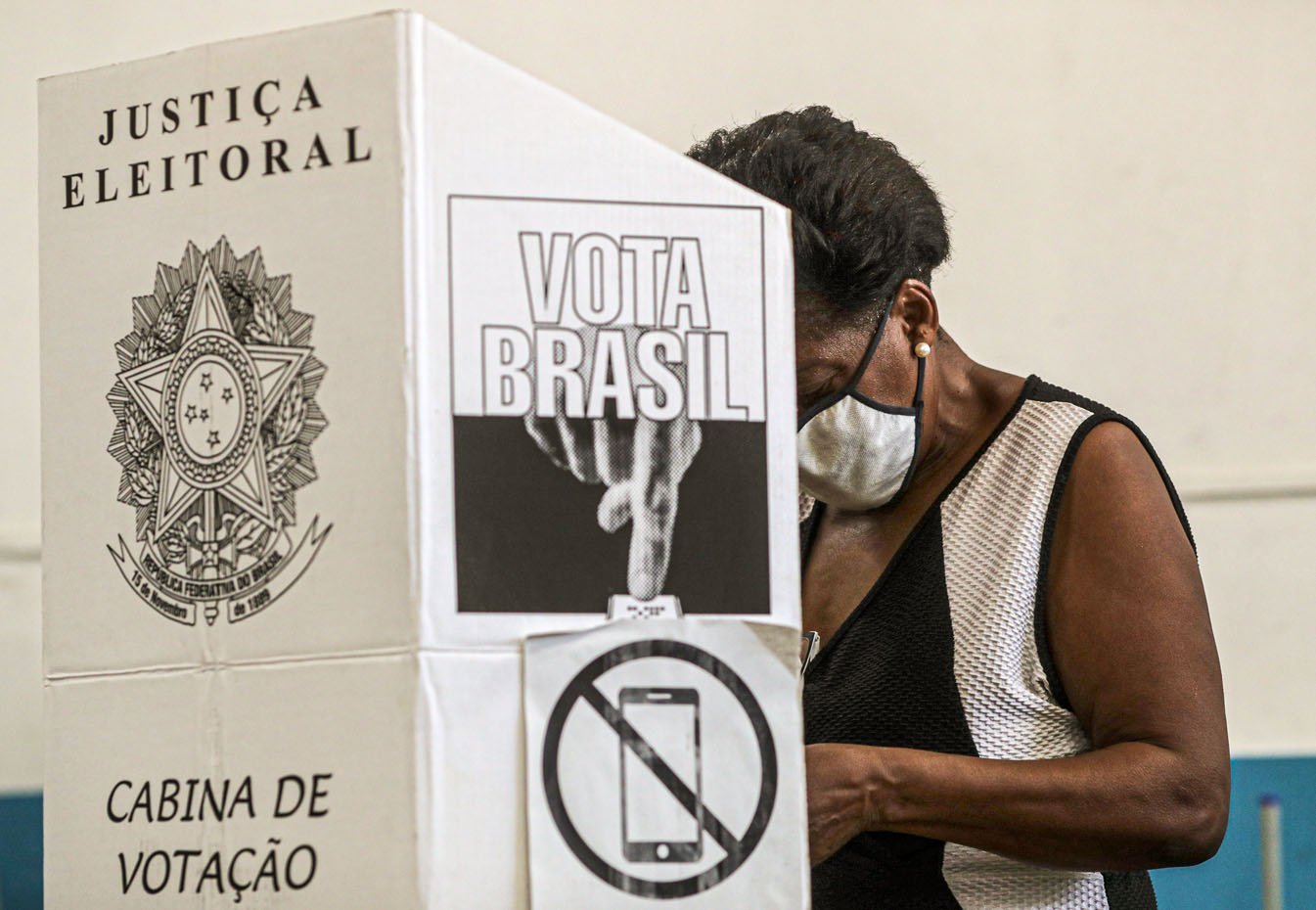 Mulher vota em assembleia de voto durante as eleições municipais de São Bernardo do Campo, Brasil, 15 de novembro de 2020. REUTERS / Amanda Perobelli