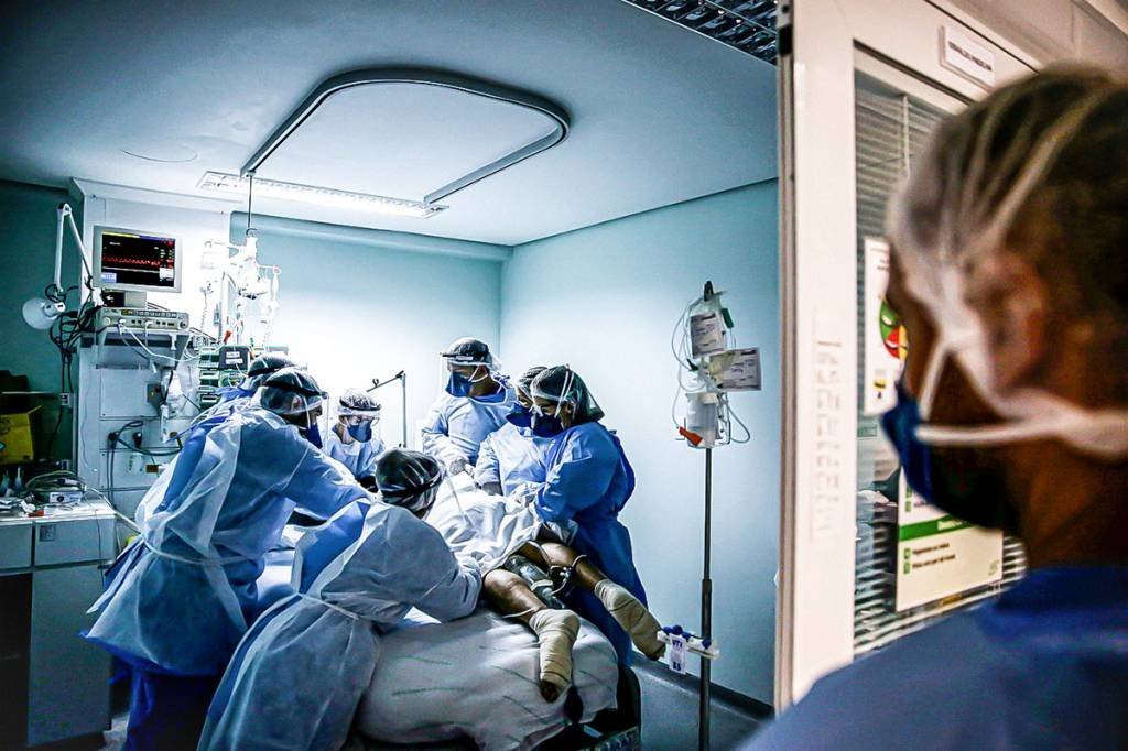Trabalhadores médicos cuidam de paciente na Unidade de Terapia Intensiva (UTI) do Hospital Nossa Senhora da Conceição, durante surto de doença coronavírus (COVID-19), em Porto Alegre, Brasil, em 19 de novembro de 2020. Foto tirada em 19 de novembro de 2020. REUTERS / Diego Vara