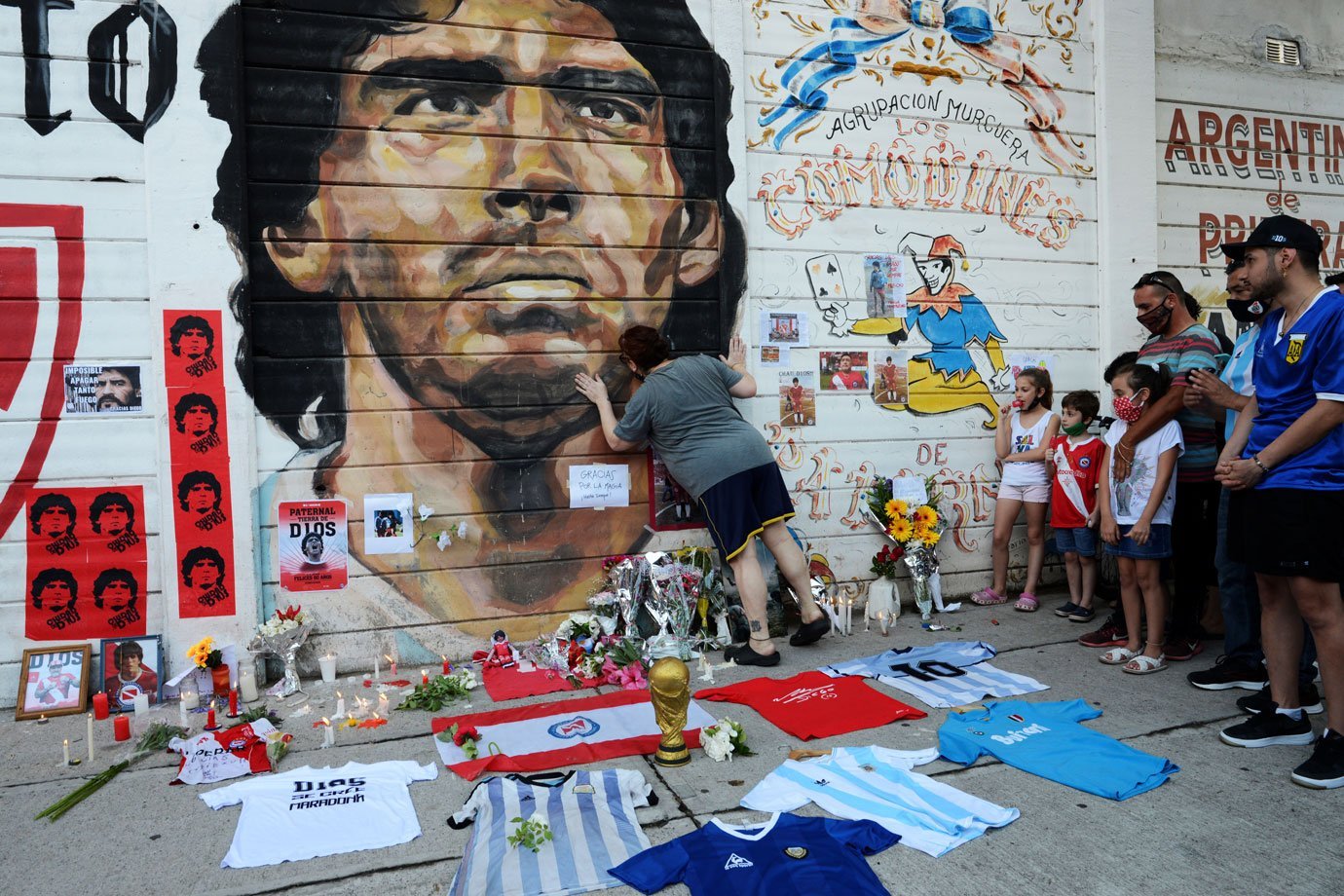 Pessoas se reúnem para lamentar a morte da lenda do futebol argentino Diego Maradona em Buenos Aires