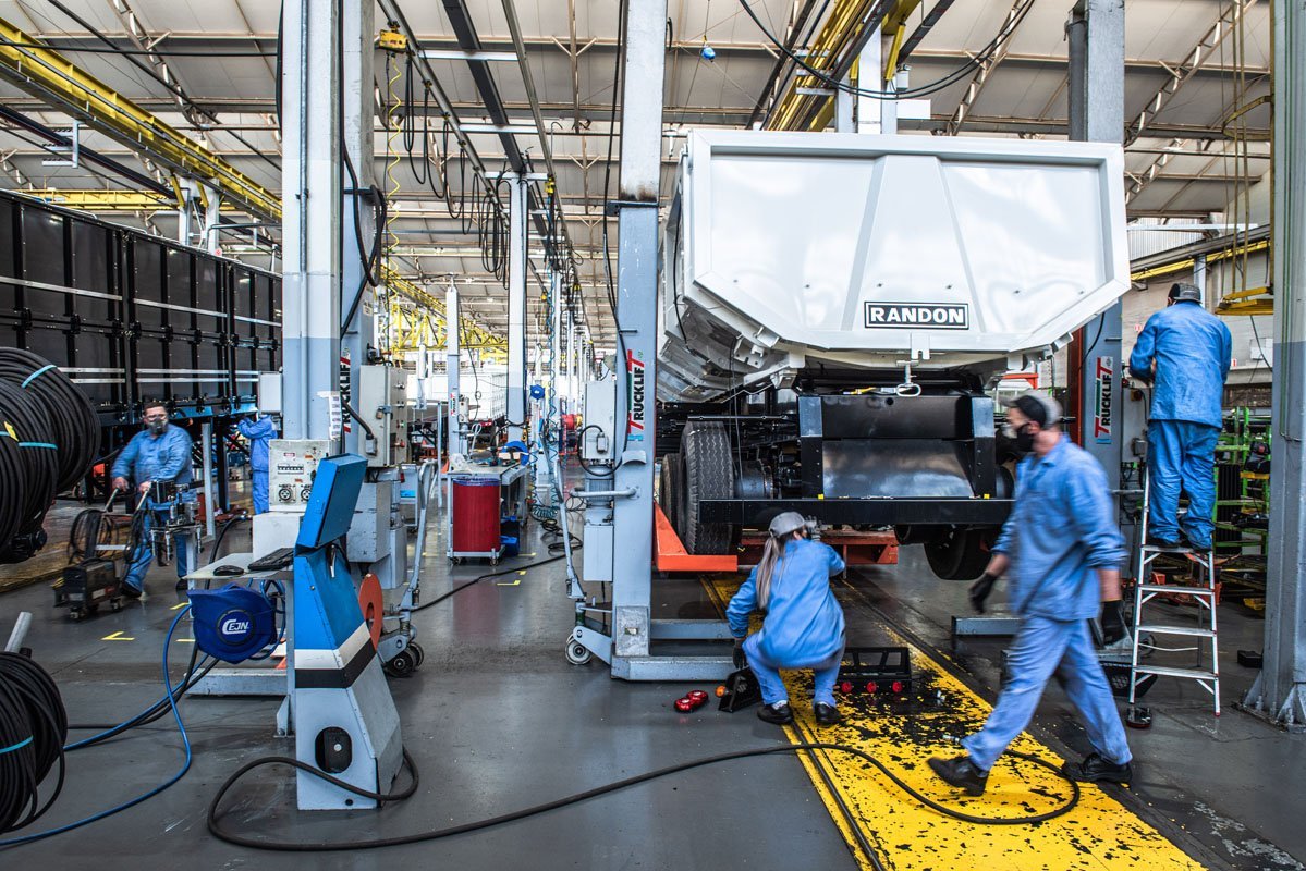 Fábrica da Randon: autoindústria acumula queda na produção em 2020
