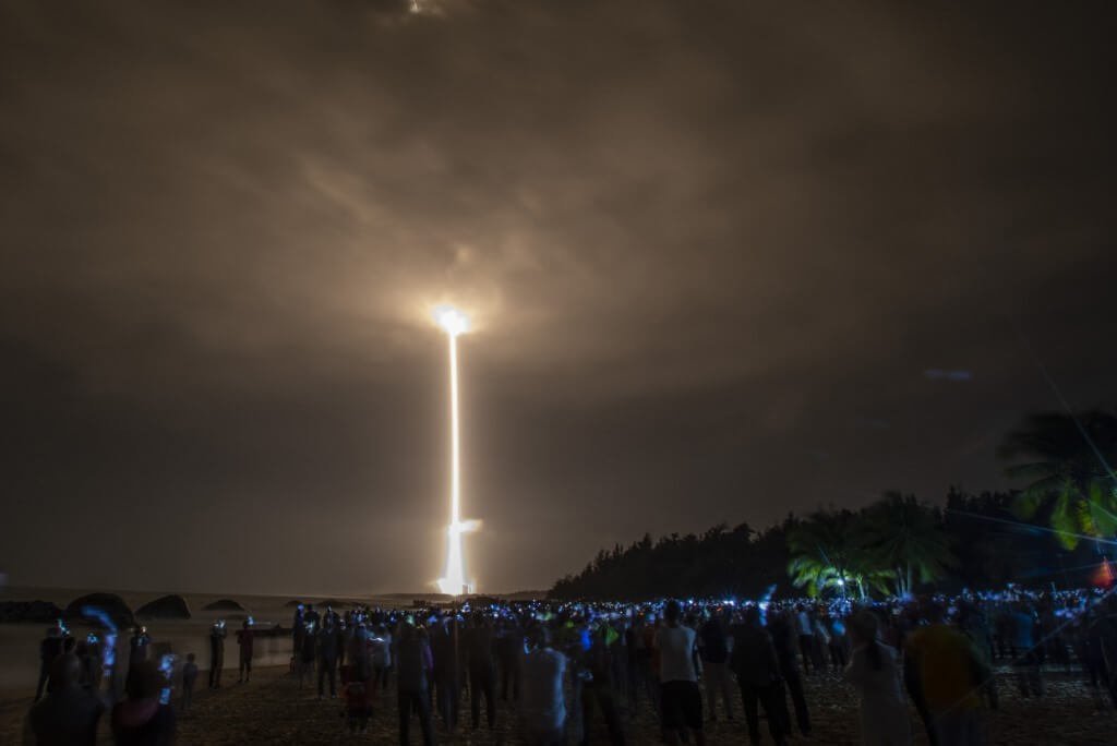 China lança sonda para coletar amostras da Lua