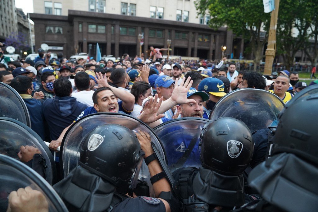 Velório de Maradona reúne milhares de pessoas na Casa Rosada