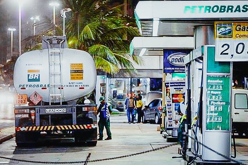 Caminhão abastece posto de gasolina no Rio de Janeiro