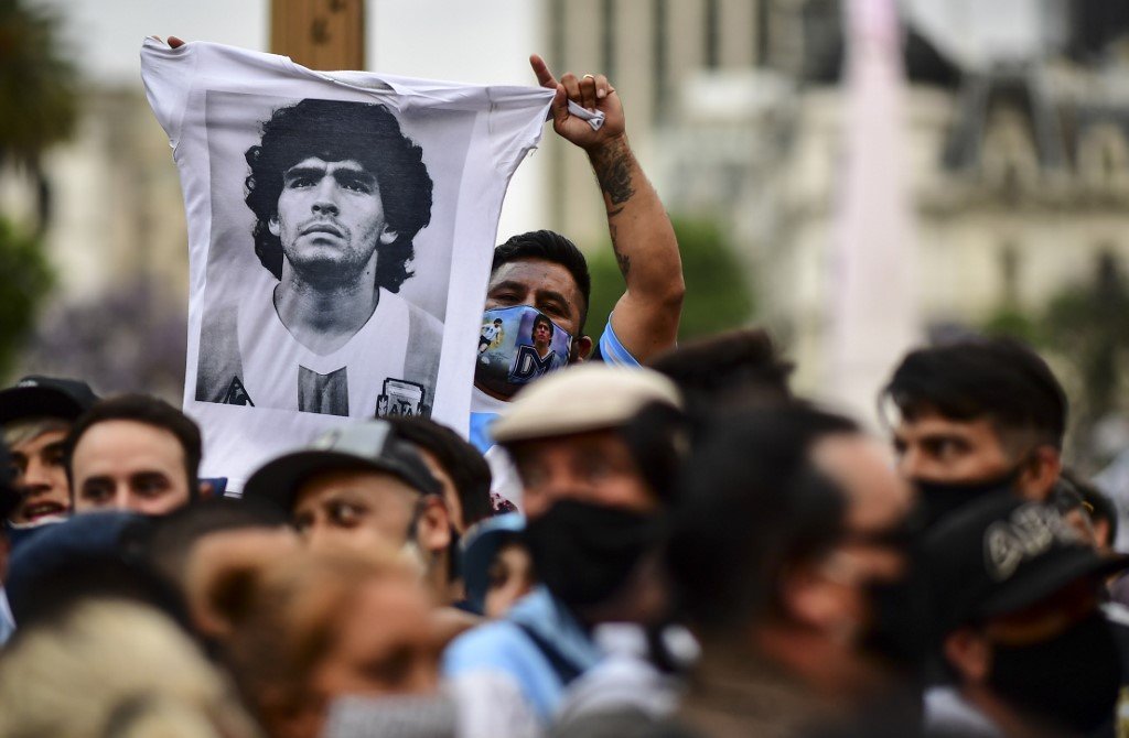 Velório de Maradona reúne milhares de pessoas na Casa Rosada