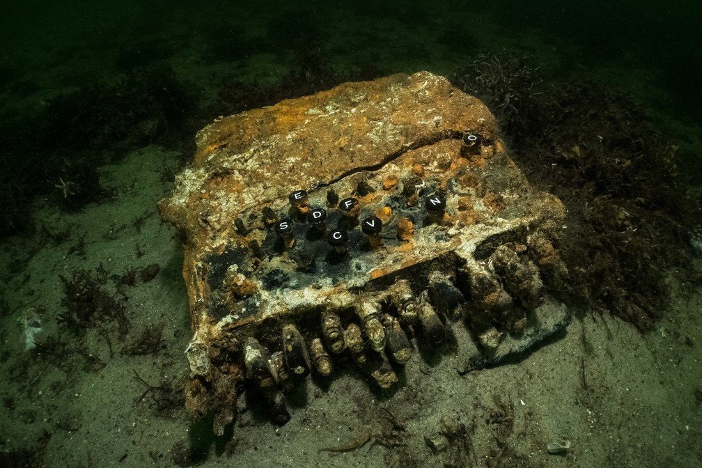 Máquina decodificadora Enigma foi encontrada no fundo do Mar Báltico por mergulhadores alemães