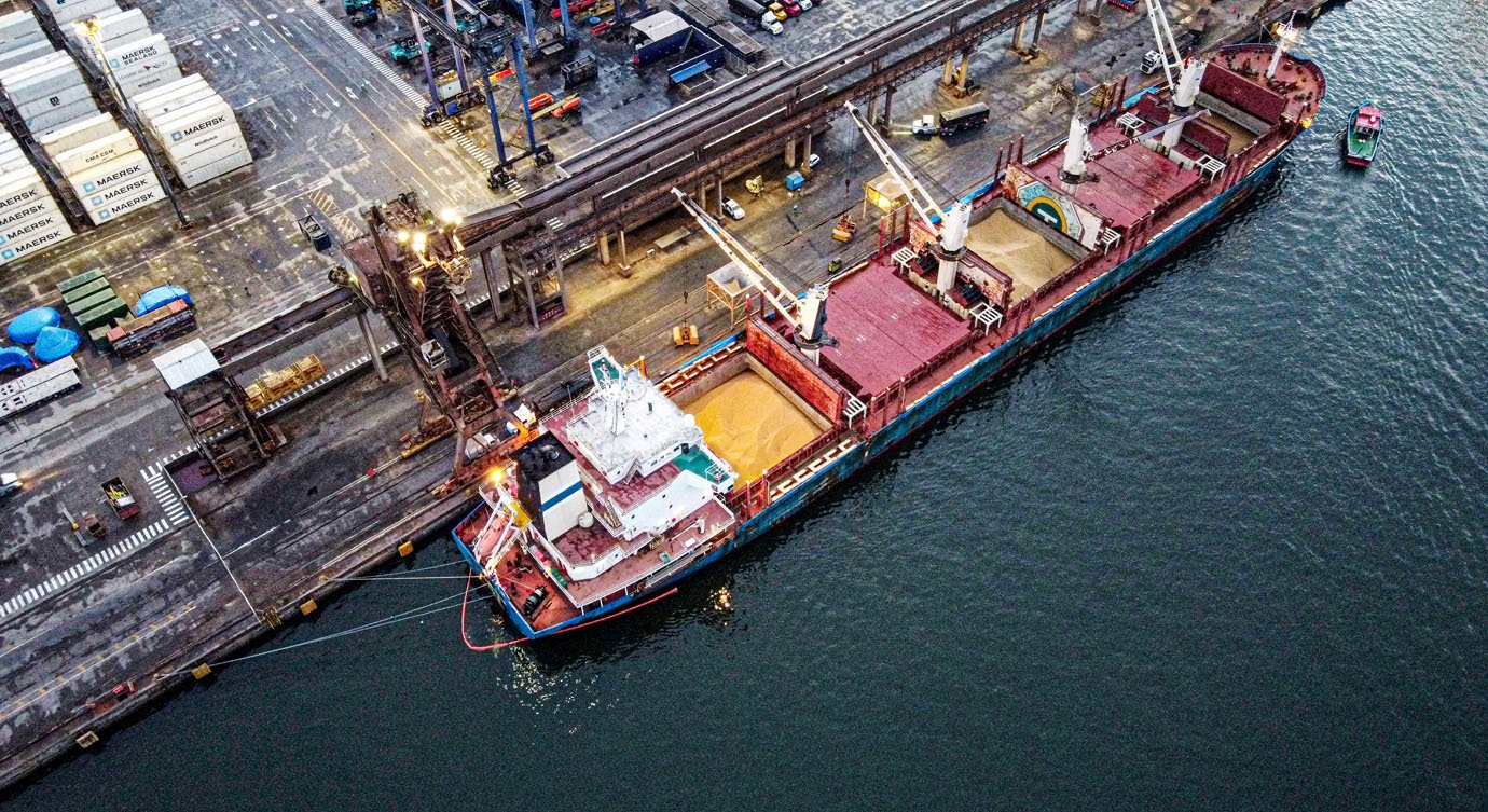 Bulk Carrier 'Discoverer' descarrega soja dos EUA no porto de Paranaguá, Brasil, 3 de dezembro de 2020. Foto tirada em 3 de dezembro de 2020. Foto tirada com um drone. REUTERS / Rodolfo Buhrer