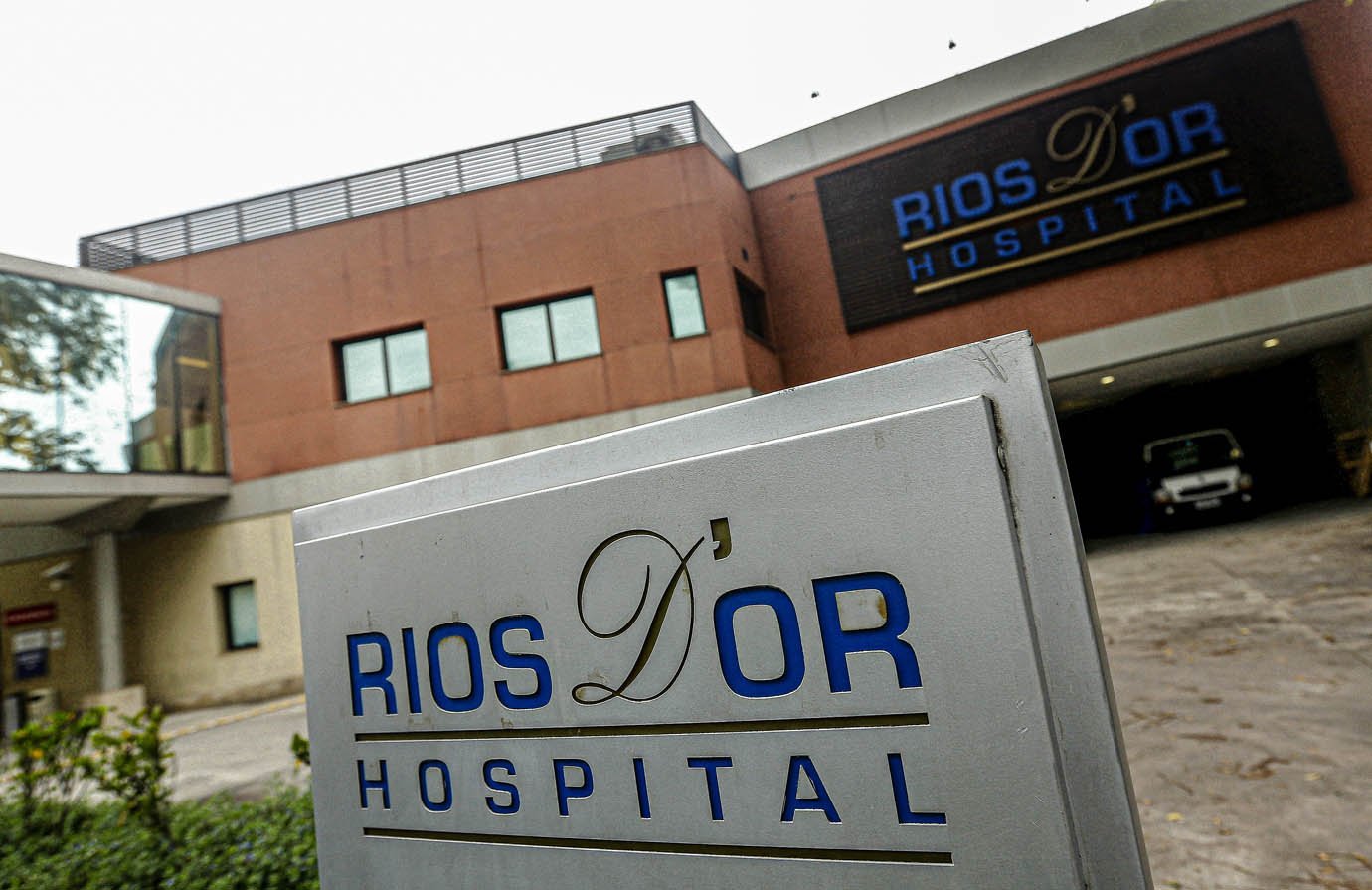 A placa do Hospital Rios D'or, que faz parte da rede de hospitais Rede D'Or São Luiz SA, está retratada em sua entrada no Rio de Janeiro, Brasil, 2 de dezembro de 2015. REUTERS / Ricardo Moraes