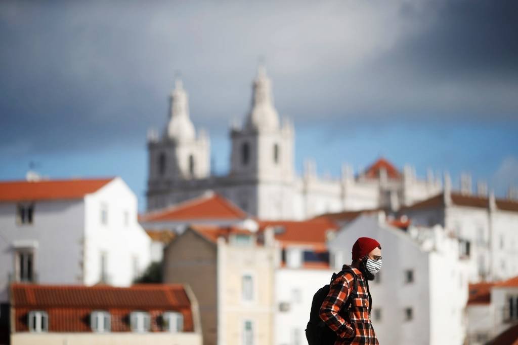 Portugal endurece restrições após recorde de casos de covid-19 | Exame