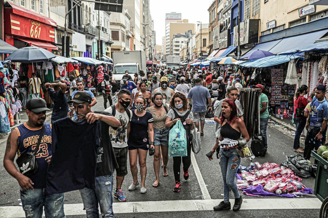 Pessoas caminham na popular rua comercial 25 de Março antes do Natal, em meio ao surto da doença coronavírus (COVID-19), no centro de São Paulo, Brasil 21 de dezembro de 2020. REUTERS / Amanda Perobelli