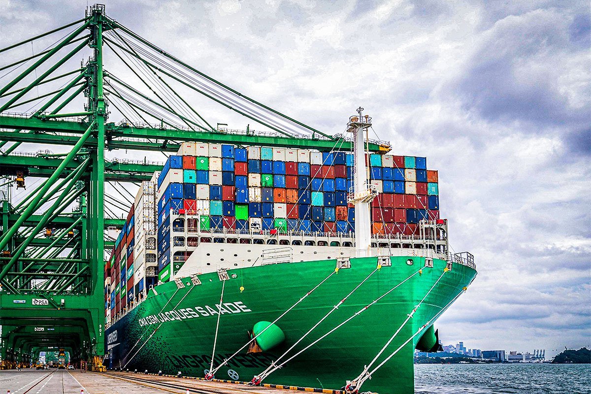 Maior navio de contêiner movido a GNL do mundo ancorado no Porto de Cingapura, em 12 de outubro de 2020. O comércio global está de volta, mas precisa dar certo para manter o ímpeto de uma recuperação econômica sustentável e mais ampla.