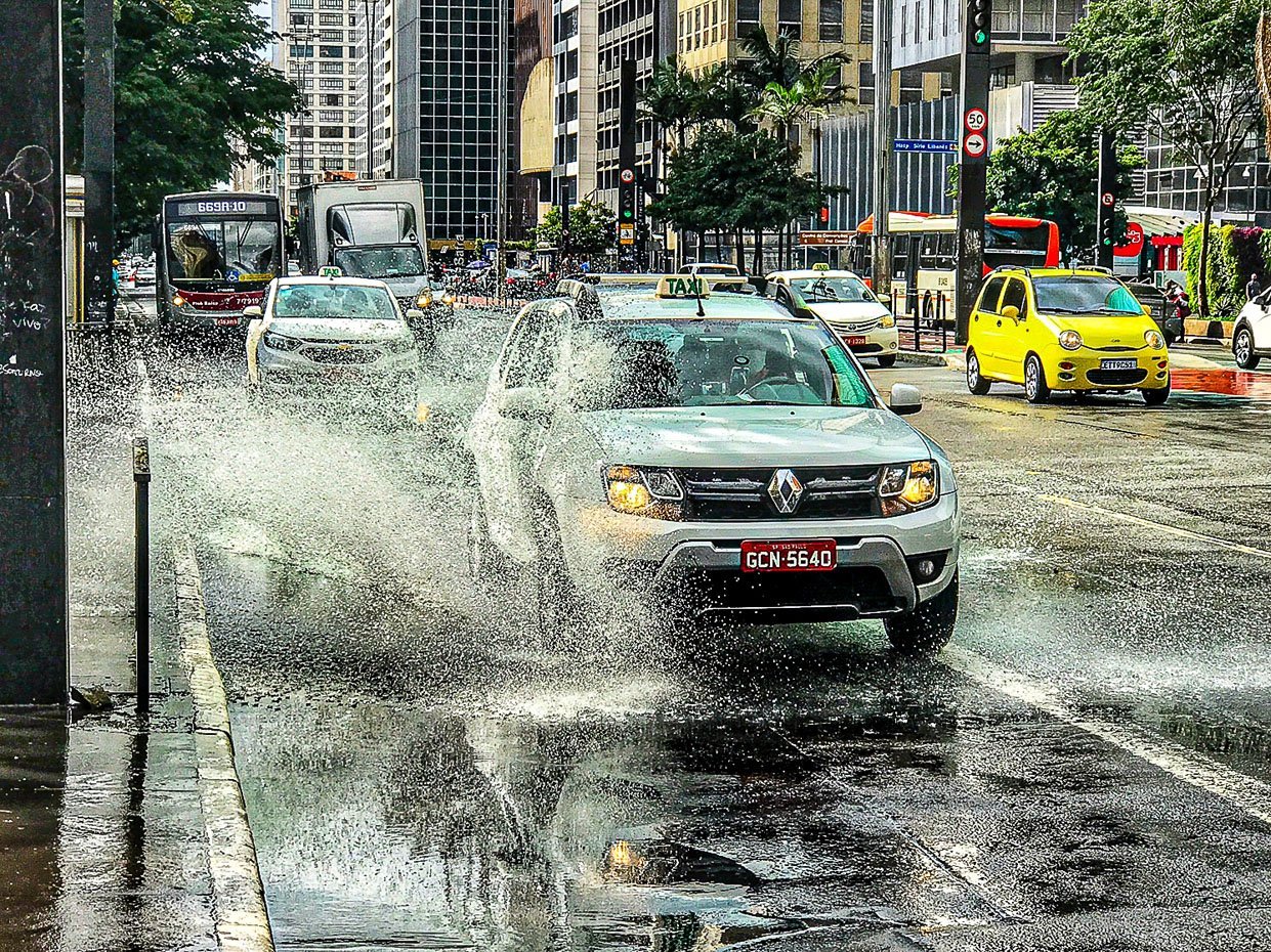 Chuva de verão no período da tarde em São Paulo, SP. Avenida Paulista, 18 de dezembro de 2020. Foto: Roberto Parizotti