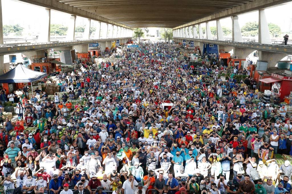 Durante visita com aglomeração, Bolsonaro nega chance de privatizar Ceagesp