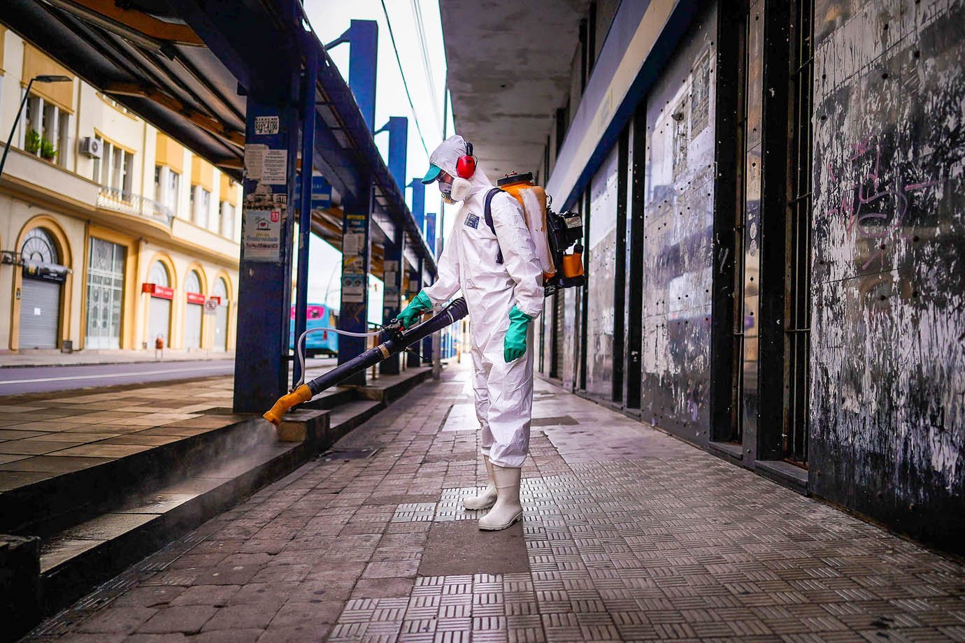 Porto Alegre, RS - 28/03/2020: Empresas realizam ações de desinfecção de locais públicos, a fim de combater a pandemia do coronavírus. Foto: Cesar Lopes/PMPA