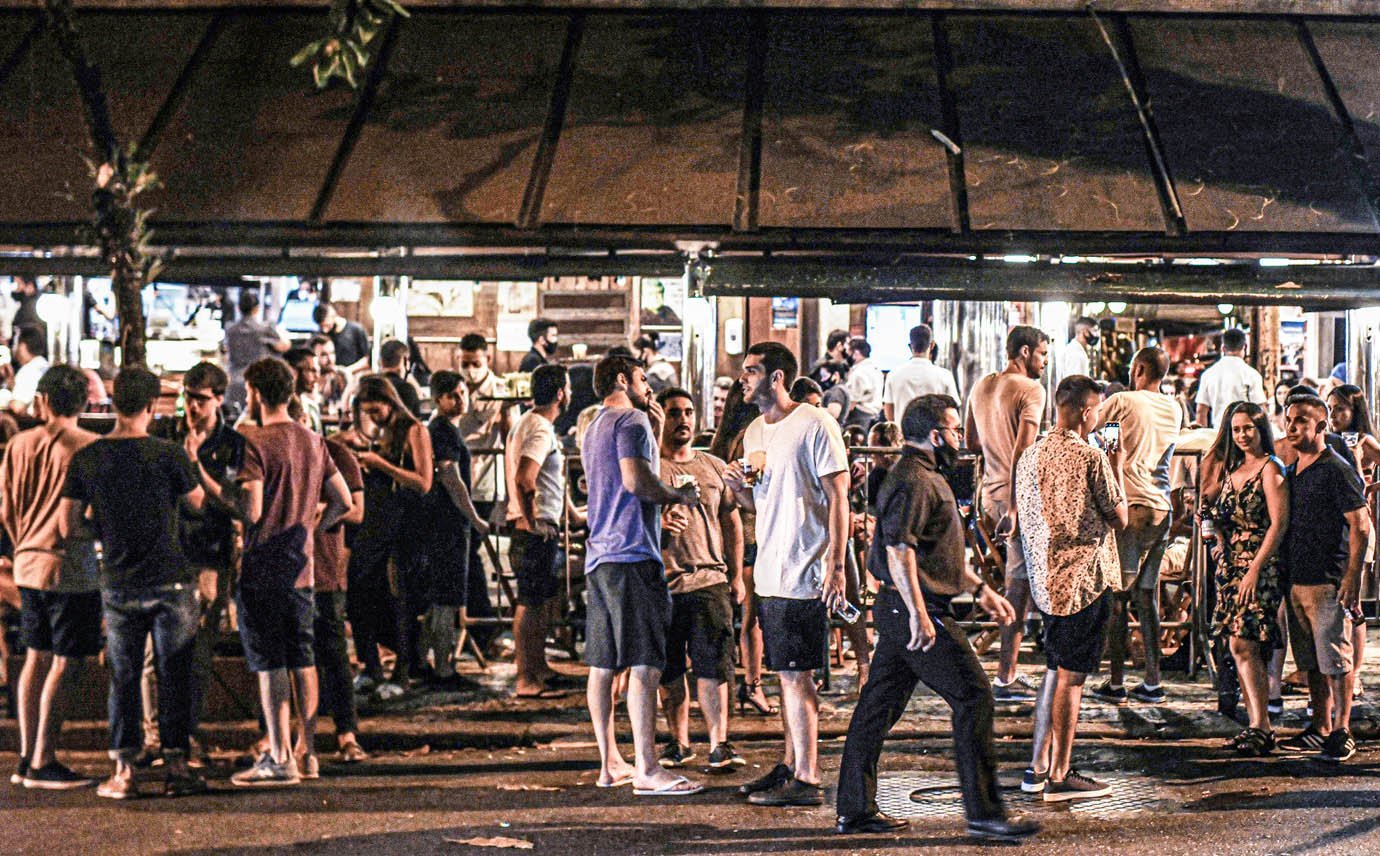 Pessoas tomam um drink fora de um bar no Leblon, em meio ao surto da doença coronavírus (COVID-19), no Rio de Janeiro, Brasil, 7 de janeiro de 2021. REUTERS / Lucas Landau