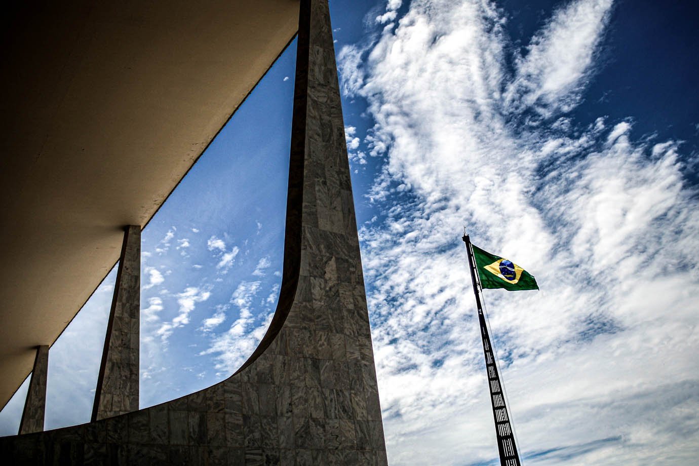 Vista geral de uma bandeira brasileira rasgada, próximo ao Palácio do Planalto em Brasília, Brasil, 8 de janeiro de 2021. REUTERS / Adriano Machado