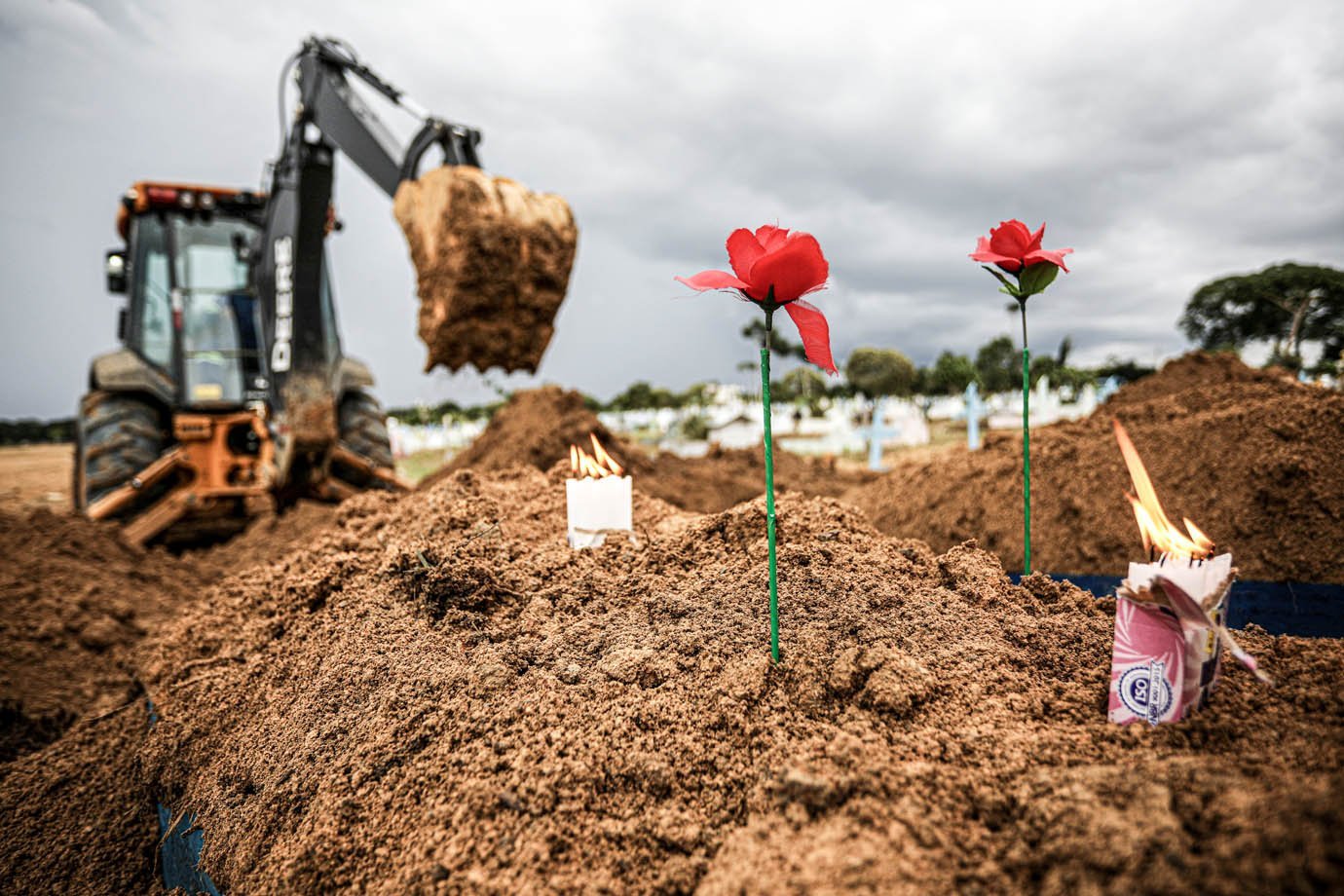 Velas e flores colocadas por um parente no túmulo de João Marinho, 76, falecido devido à doença do coronavírus (COVID-19), estão retratadas no cemitério do Parque Taruma em Manaus, Brasil, 8 de janeiro de 2021. REUTERS / Bruno Kelly