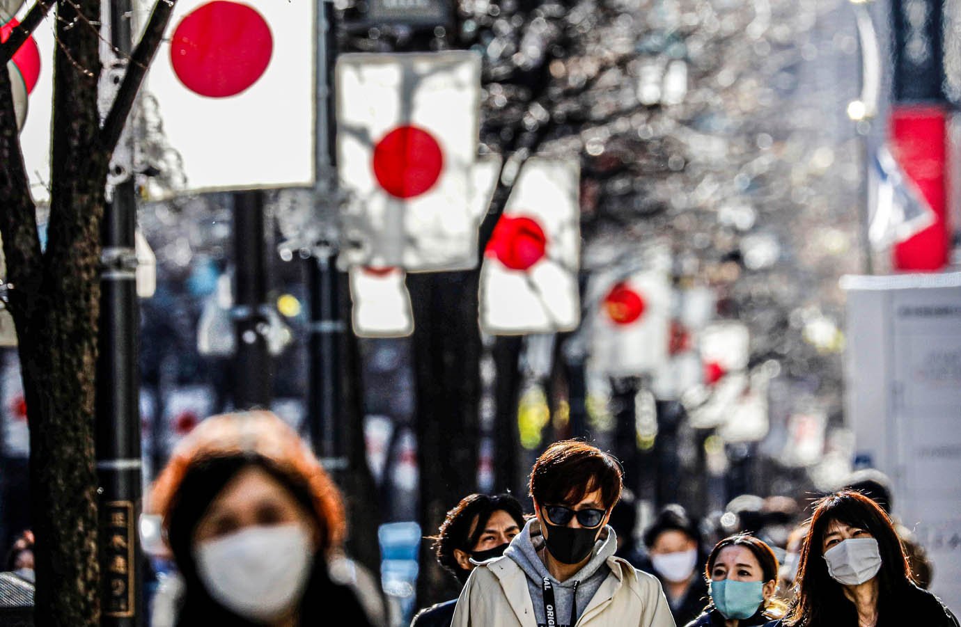 Pedestres usando máscaras protetoras, em meio ao surto da doença coronavírus (COVID-19), dirigem-se ao distrito comercial de Ginza, que fechou aos carros no domingo em Tóquio, Japão, 10 de janeiro de 2021. REUTERS / Kim Kyung-Hoon
