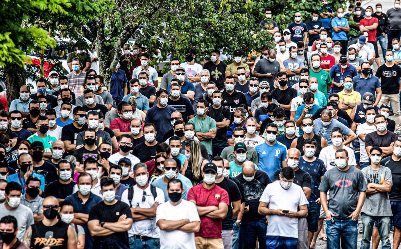 Trabalhadores participam de assembleia geral com sindicato fora de uma fábrica da Ford Motor Co, depois que a empresa anunciou que fechará suas três fábricas no país, em Taubaté, Brasil, em 12 de janeiro de 2021. REUTERS / Carla Carniel