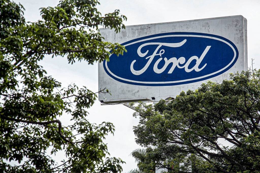 O logotipo da Ford é fotografado na fábrica da Ford Motor Co, após a empresa anunciar que fechará suas três fábricas no país, em Taubaté, Brasil, em 12 de janeiro de 2021. REUTERS / Carla Carniel