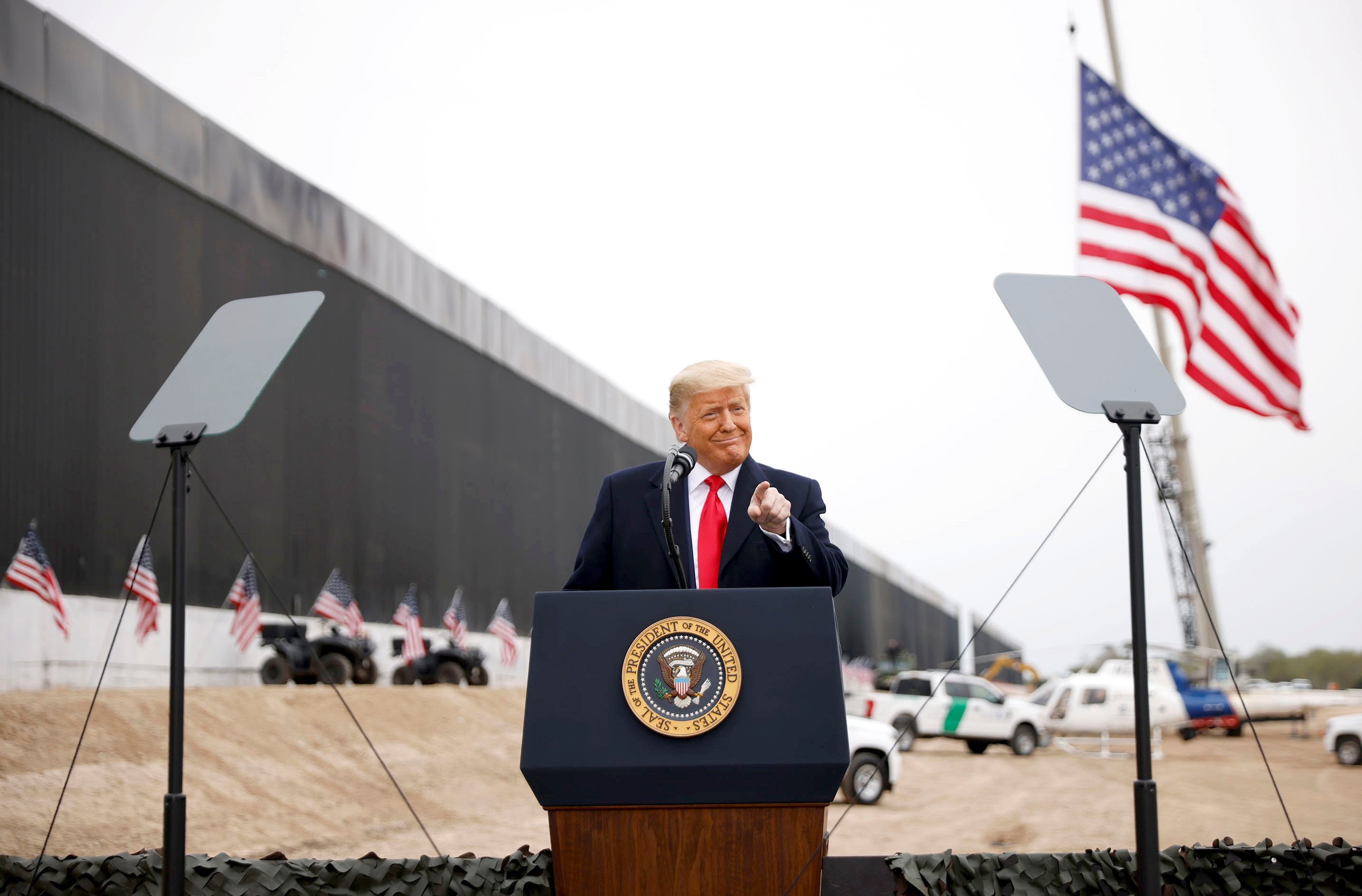 “O próximo governo não pode derrubar este muro”, diz Trump no Texas
