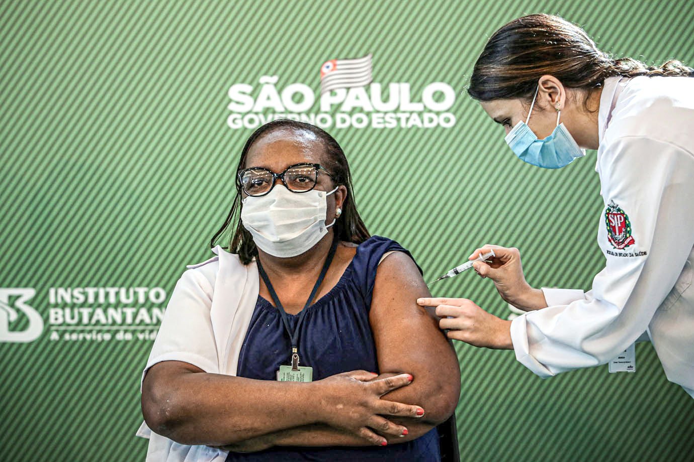 A primeira pessoa a tomar a CoronaVac no Brasil é a enfermeira Mônica Calazans, que trabalha na UTI em hospital de São Paulo