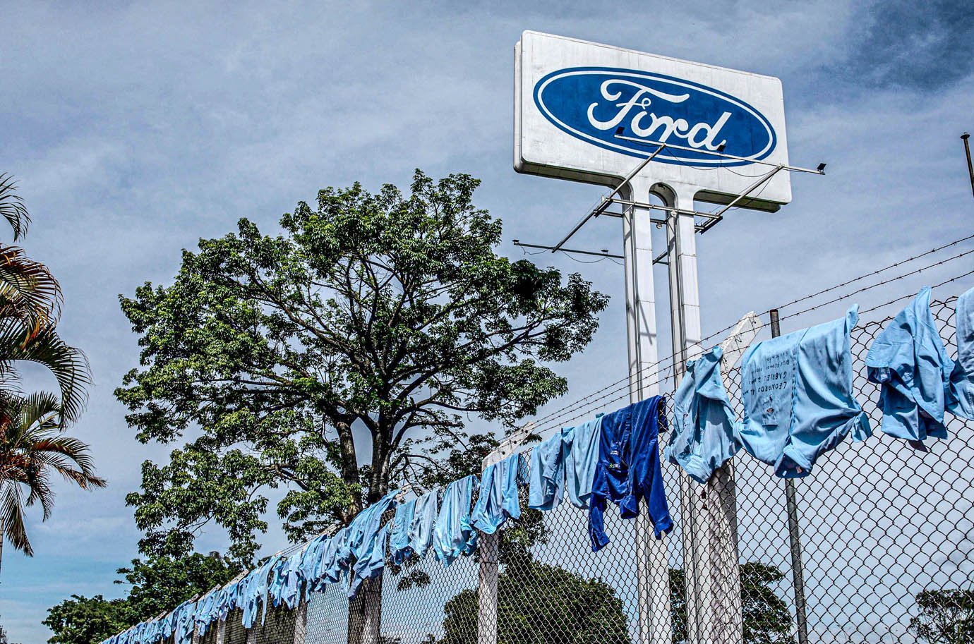 Uniformes estão pendurados do lado de fora de uma fábrica da Ford Motor Co, onde trabalhadores protestam depois que a empresa anunciou que fechará suas três fábricas no país, em Taubaté, Brasil, em 18 de janeiro de 2021. REUTERS / Roosevelt Cassio