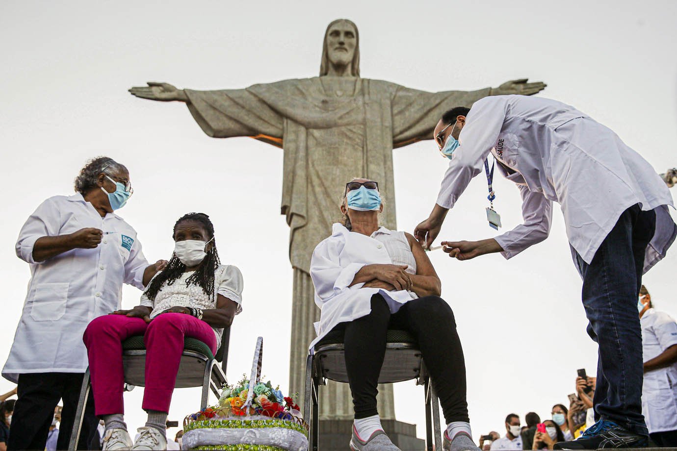 Dulcineia da Silva Lopes recebe vacina contra o coronavírus Sinovac (COVID-19) na estátua do Cristo Redentor no Rio de Janeiro, Brasil, em 18 de janeiro de 2021. REUTERS / Ricardo Moraes