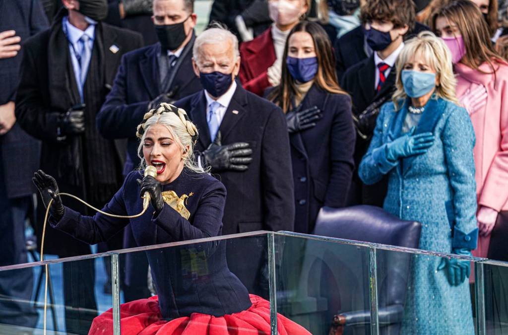 Lady Gaga canta o Hino Nacional durante a posse de Joe Biden como 46º Presidente dos Estados Unidos na Frente Oeste do Capitólio dos EUA em Washington, EUA, 20 de janeiro de 2021. REUTERS / Kevin Lamarque
