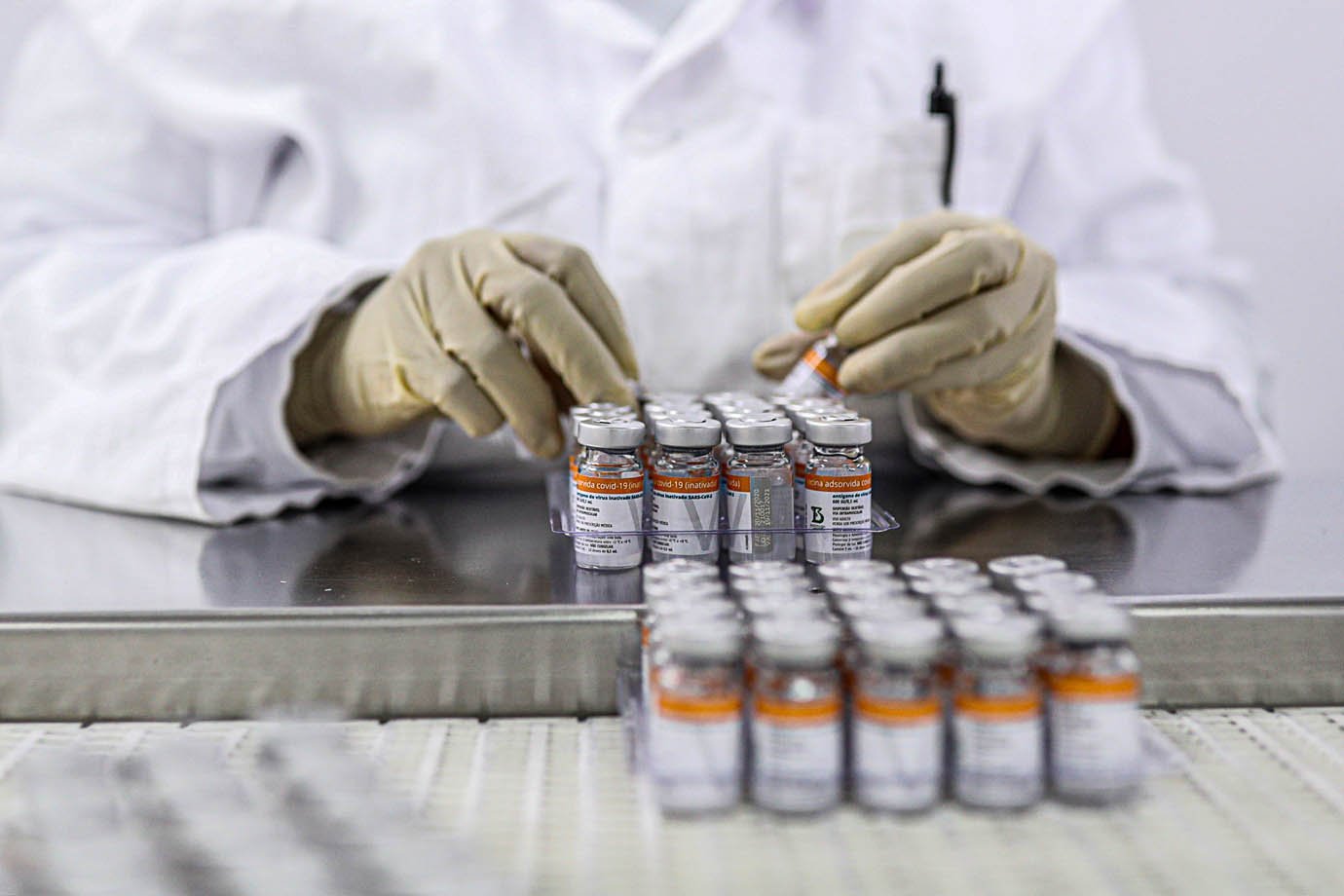 Funcionária coleta frascos contendo CoronaVac, vacina da Sinovac contra coronavírus (COVID-19), no centro de produção biomédica do Butantan em São Paulo, Brasil, 22 de janeiro de 2021. REUTERS / Amanda Perobelli