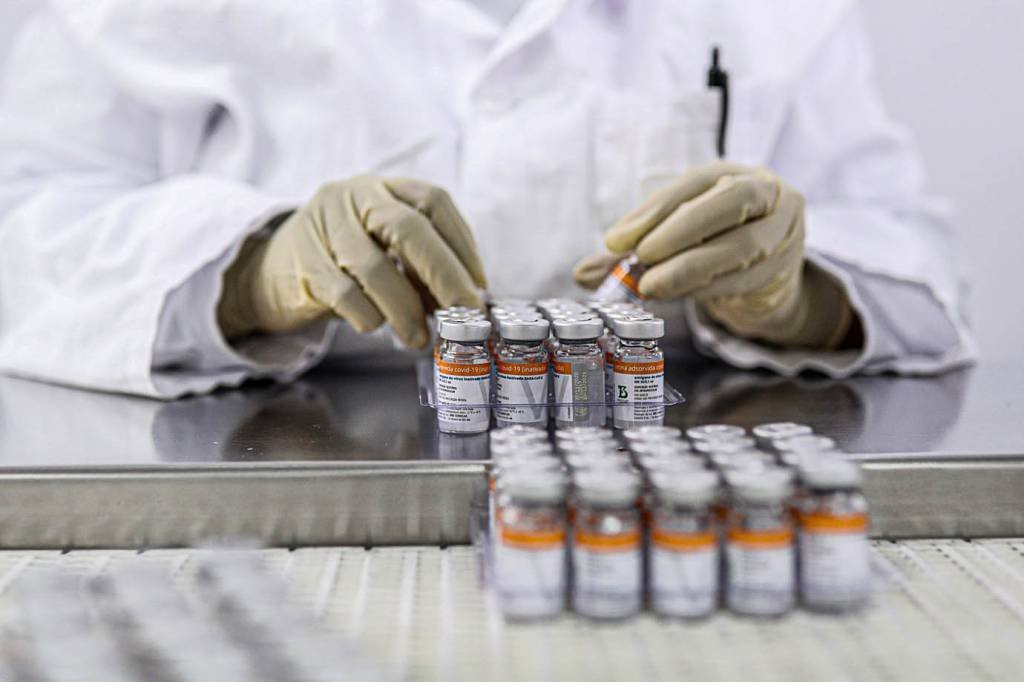 Funcionária coleta frascos contendo CoronaVac, vacina da Sinovac contra coronavírus (COVID-19), no centro de produção biomédica do Butantan em São Paulo, Brasil, 22 de janeiro de 2021. REUTERS / Amanda Perobelli