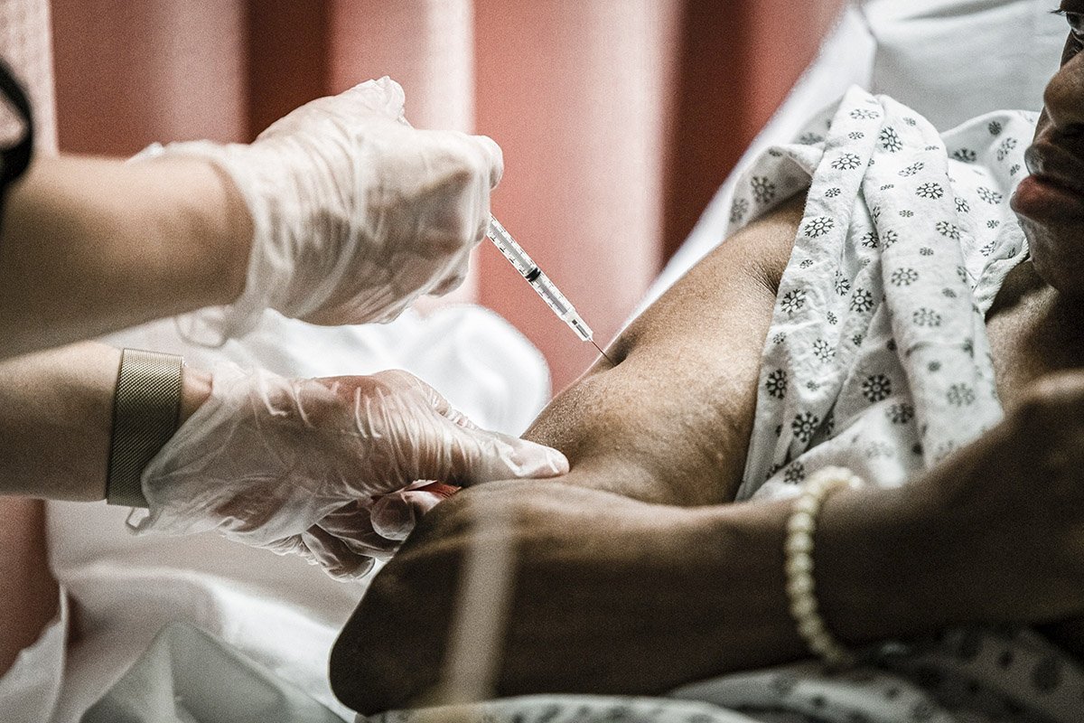 Sobreviventes da covid têm duas vezes mais risco de efeitos colaterais de vacina da Pfizer | Exame