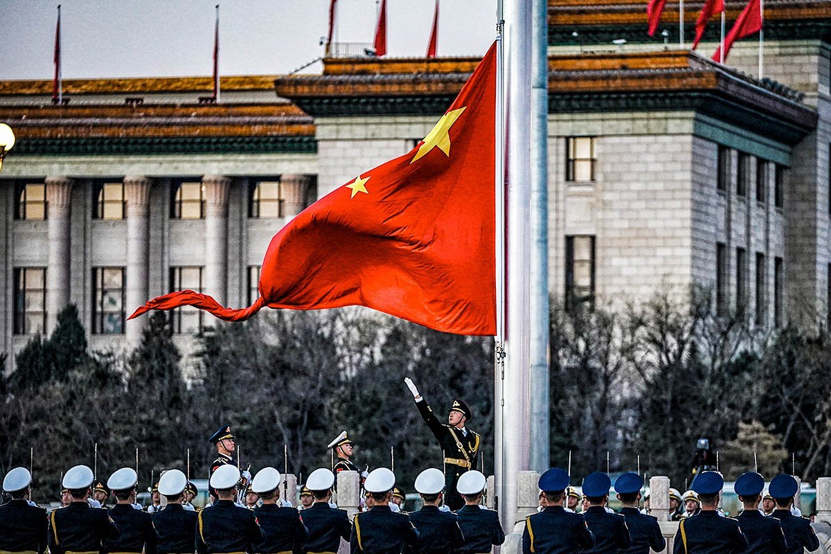 PEQUIM, CHINA - 1º DE JANEIRO: Os soldados da guarda de honra do Exército de Libertação do Povo (PLA) realizam a cerimônia de hasteamento da bandeira na Praça da Paz Celestial no dia de ano novo em 1 de janeiro de 2021 em Pequim, China. (Foto por VCG / VCG via Getty Images)