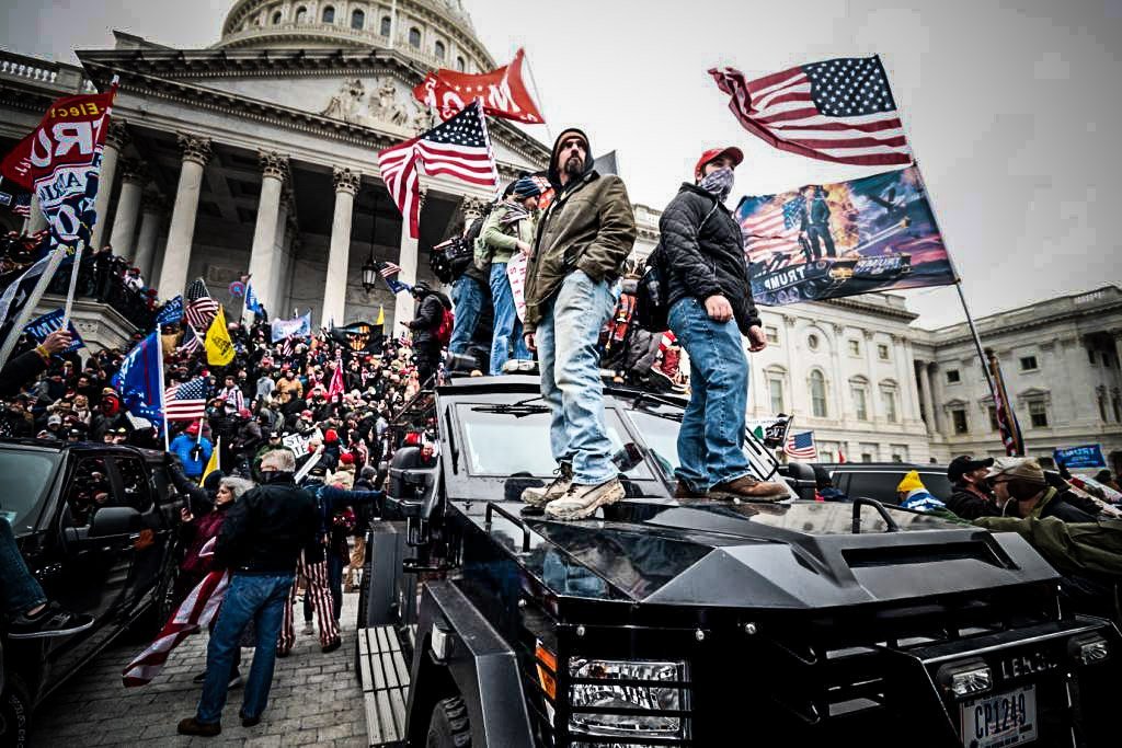 Apoiadores de Trump sobem em veículo blindado da Polícia do Congresso dos EUA