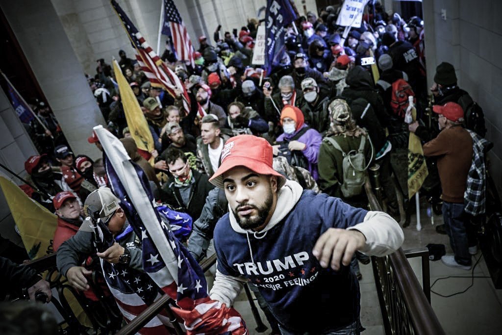 Manifestantes entram no edifício do Capitólio dos EUA em 6 de janeiro de 2021 em Washington, DC. O Congresso realizou uma sessão conjunta hoje para ratificar a vitória do Colégio Eleitoral 306-232 do presidente eleito Joe Biden sobre o presidente Donald Trump. Um grupo de senadores republicanos disse que rejeitaria os votos do Colégio Eleitoral de vários estados, a menos que o Congresso designasse uma comissão para auditar os resultados das eleições