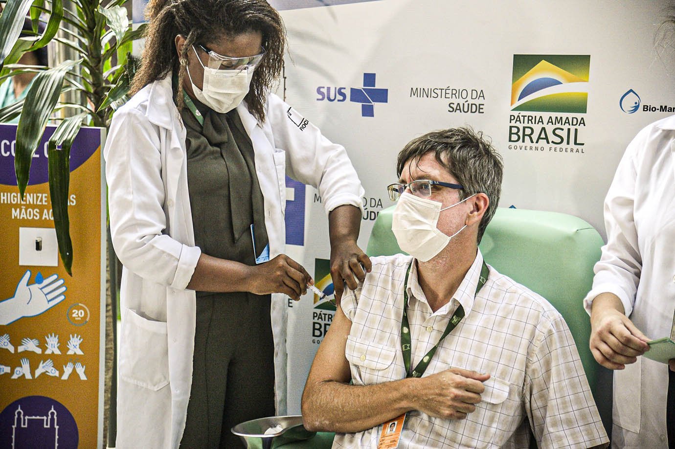 O médico infectologista do Instituto Nacional de Infectologia Evandro Chagas (INI/Fiocruz), Estevão Portela recebe a dose da vacina de Oxford/AstraZeneca na Fiocruz.Foto: Tomaz Silva/Agência Brasil