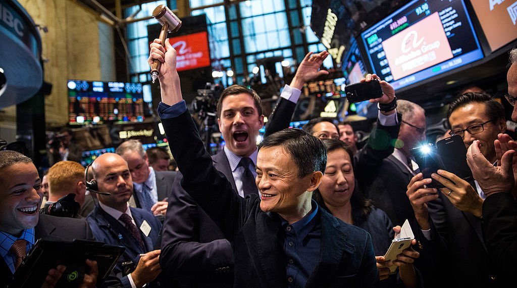 Jack Ma ao abrir capital da Alibaba em Nova York, em 2014: estrelas da ascensão chinesa, grandes empresas de tecnologia também estão na mira caso discordem de Pequim (Photo by /Getty Images)