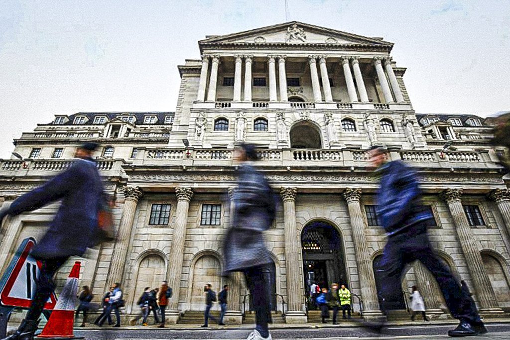 Pedestres caminham em frente ao Banco da Inglaterra