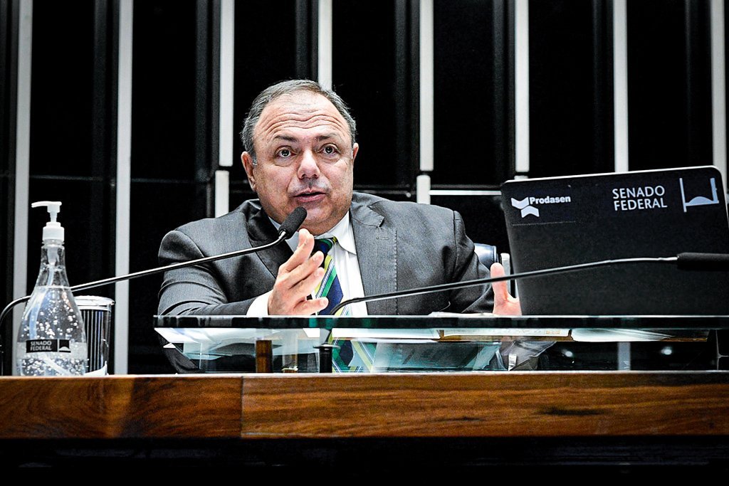 ministro da Saúde, Eduardo Pazuello, participa de audiência pública no Senado