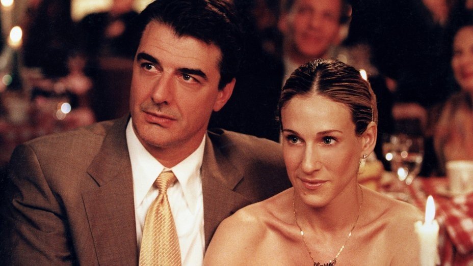 ator Chris Noth como o personagem Mr. Big de Sex and The City ao lado da atriz Sarah Jessica Parker como Carrie Bradshaw