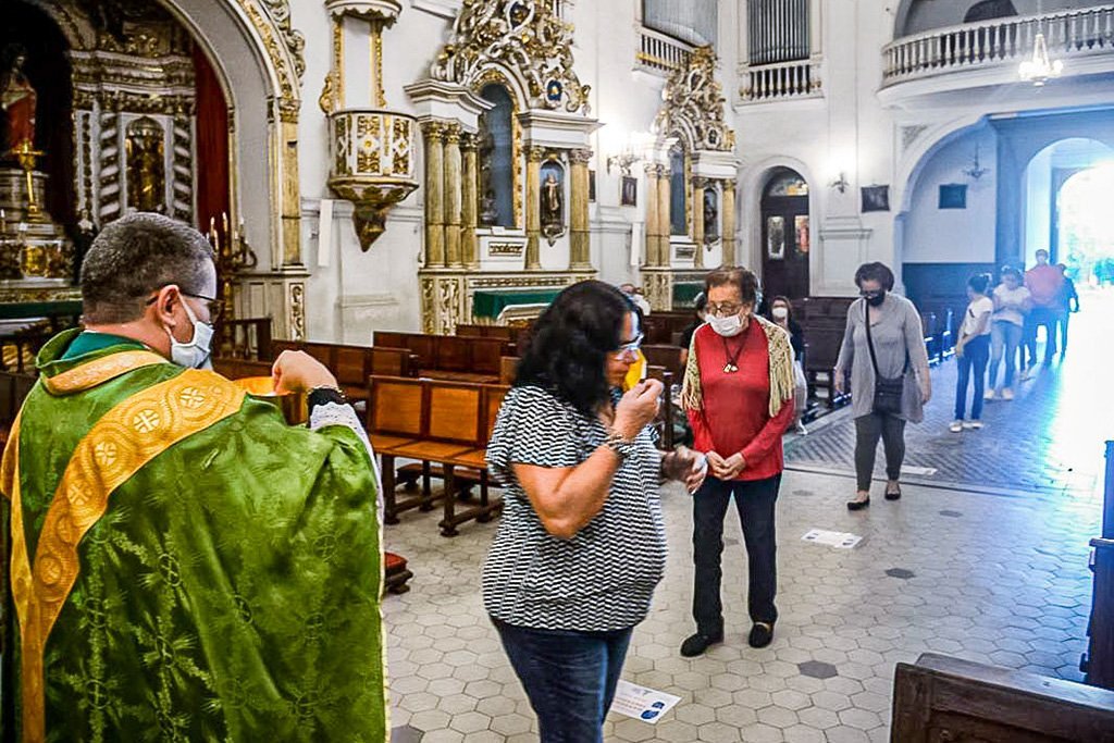 Igrejas voltam a celebrar missas com presença de fieis no Rio de Janeiro. Igreja Matriz de Nossa Senhora da Glória, no Largo do Machado, zona sul da cidade